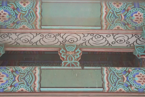 Repeating cloud and lotus patterns on a beam
